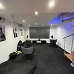 Hollywood 9 People - Khbnb Center