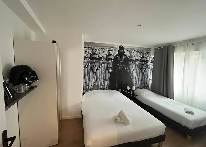 Hollywood 9 People - Khbnb Center