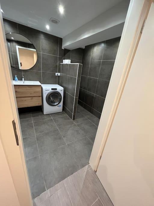 Hollywood 9 People - Khbnb Center