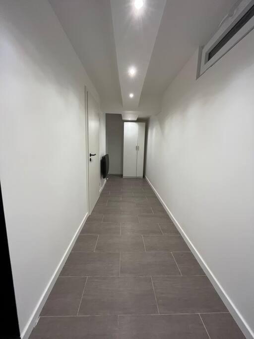 Hollywood 9 People - Khbnb Center