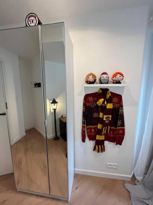 Hollywood 9 People - Khbnb Center